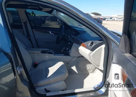 2012 Mercedes-Benz C 250 Luxury/Sport z USA, uszkodzony, nr VIN WDDGF4HB4CA622194